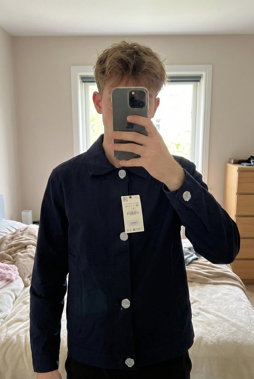 Zara – Veste / Surchemise bleu marine – Taille M – Neuve avec étiquette debout, face à la caméra, dans une chambre à la lumière douce, avec une lumière naturelle filtrant par la fenêtre.