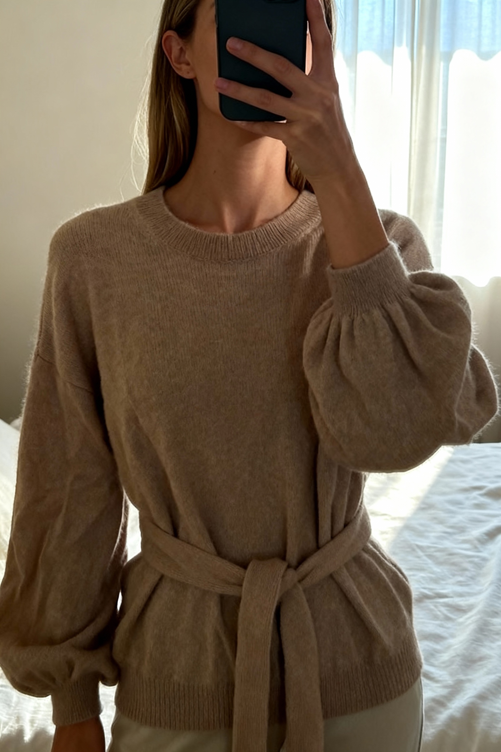 & Other Stories Pullover Gr. M aufrecht stehend, der Kamera zugewandt, in einem sanft beleuchteten Schlafzimmer, mit natürlichem Licht, das durch ein Fenster fällt.