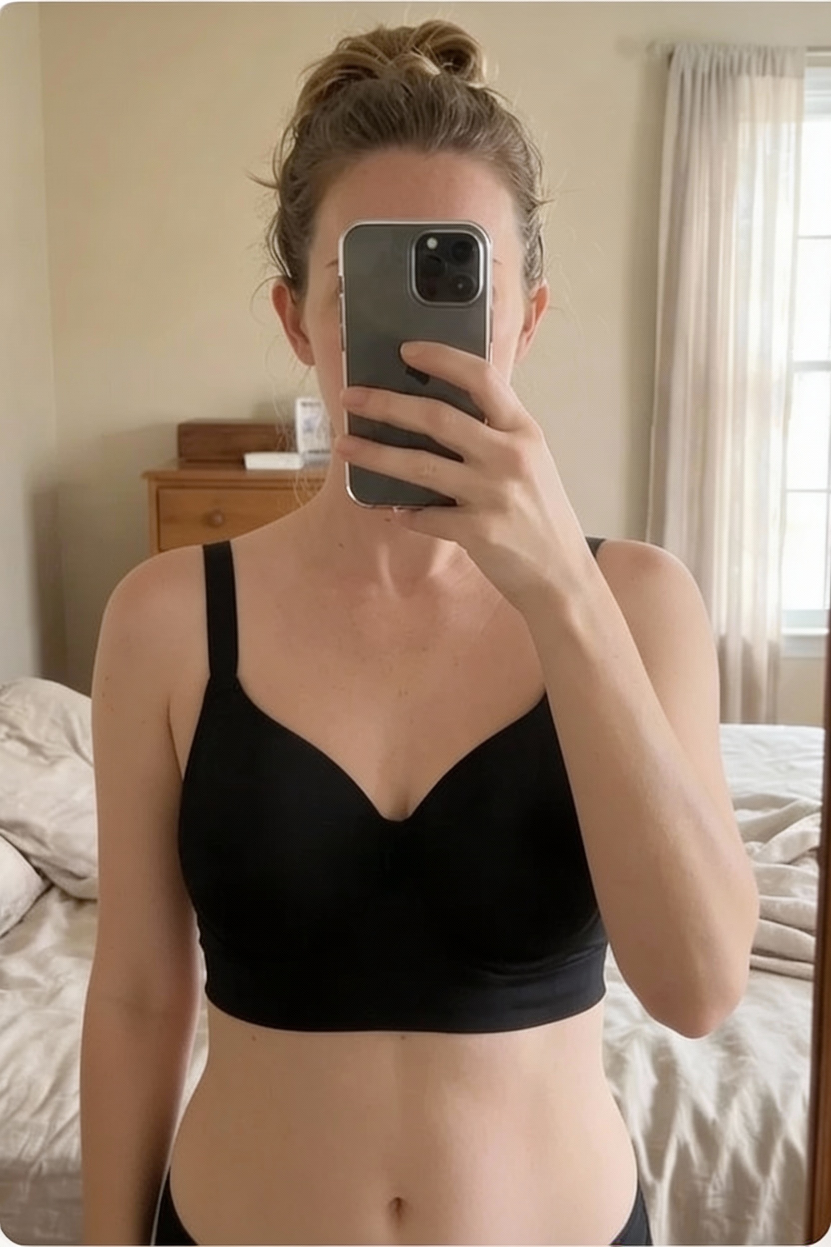 Lot de 4 Soutiens-gorge Rose On Six Daily Essential-2XL-Neufs debout, face à la caméra, dans une chambre à la lumière douce, avec une lumière naturelle filtrant par la fenêtre.