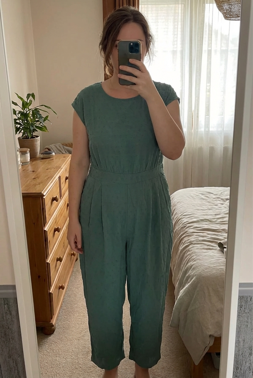 Combis SHEIN taille 3xl debout, face à la caméra, dans une chambre à la lumière douce, avec une lumière naturelle filtrant par la fenêtre.