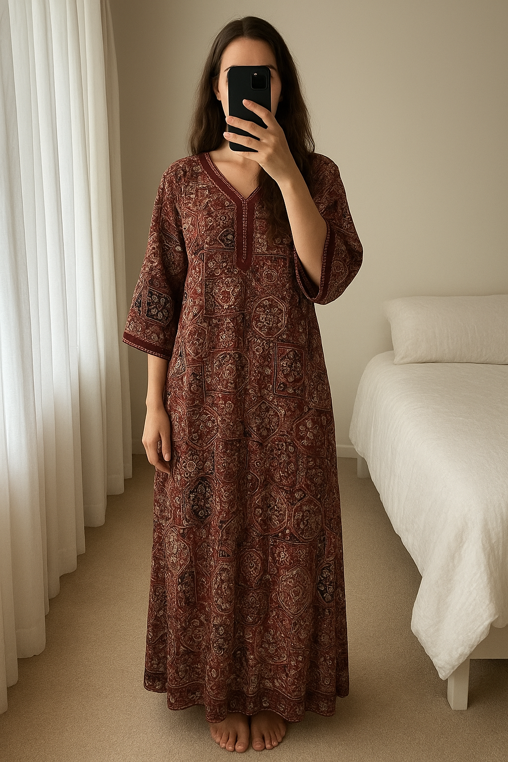 Robe orientale pour femme, djebba debout, face à la caméra, dans une chambre à la lumière douce, avec une lumière naturelle filtrant par la fenêtre.