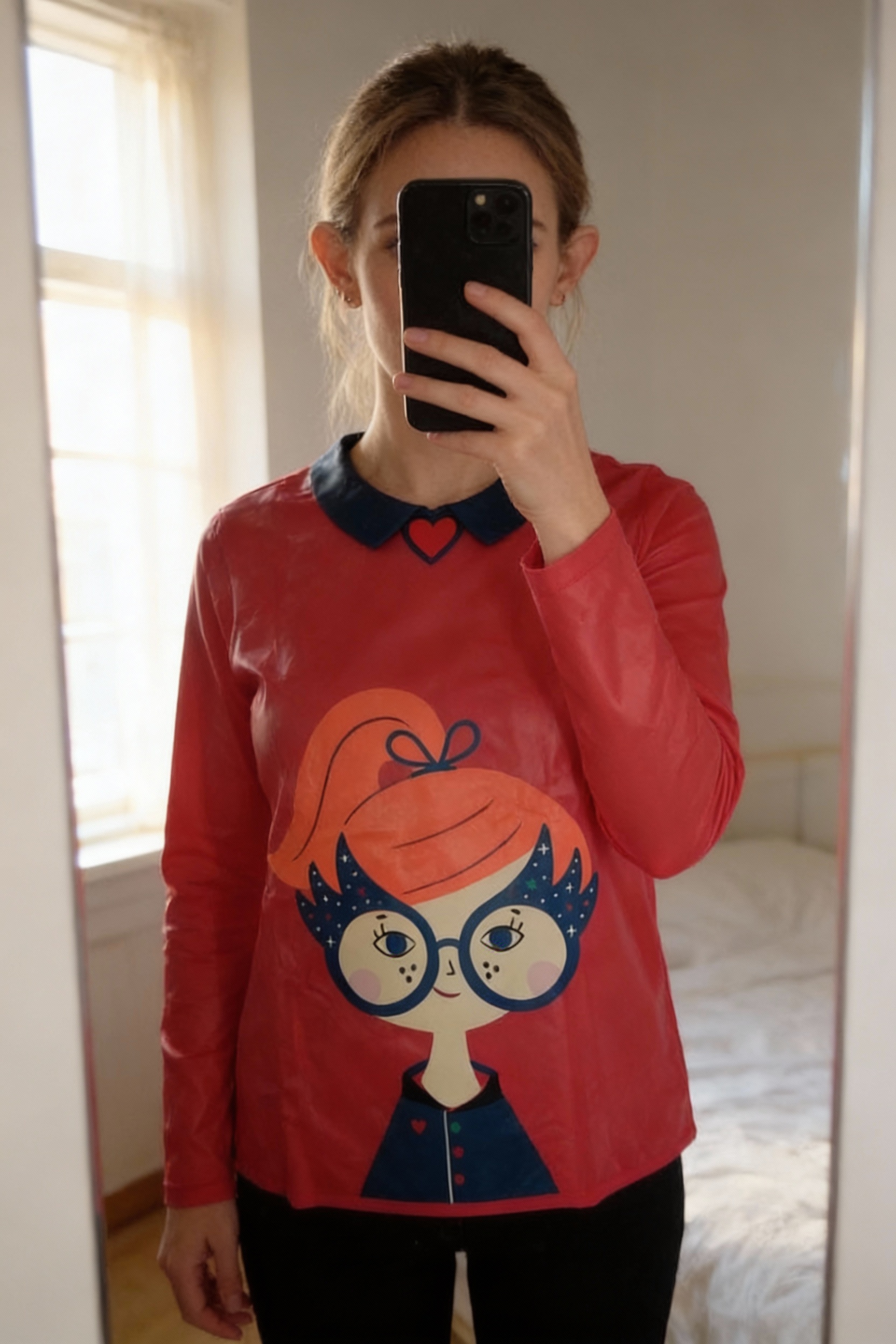 blouse en plastic debout, face à la caméra, dans une chambre à la lumière douce, avec une lumière naturelle filtrant par la fenêtre.