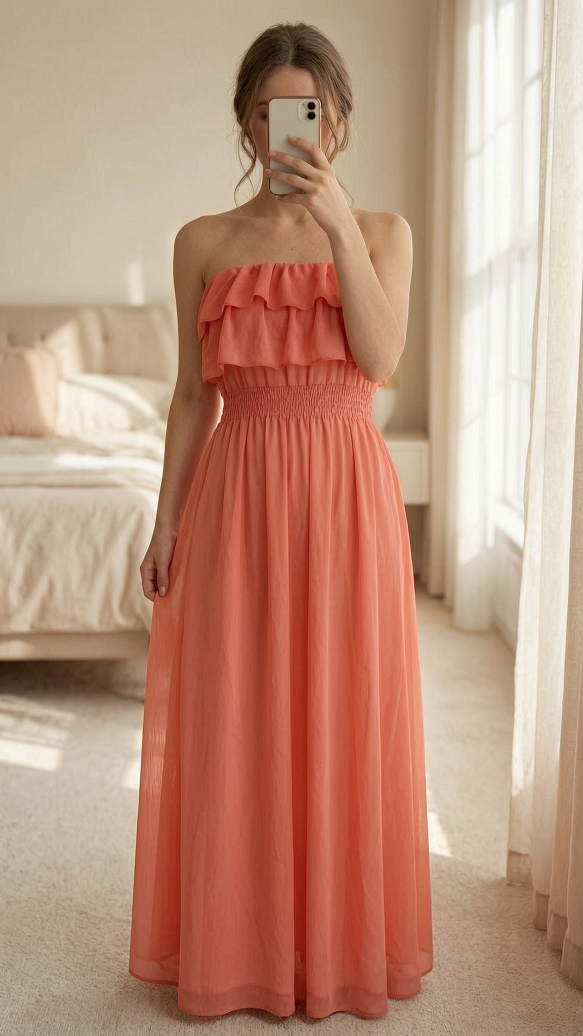 Robe longue d’été debout, face à la caméra, dans une chambre à la lumière douce, avec une lumière naturelle filtrant par la fenêtre.