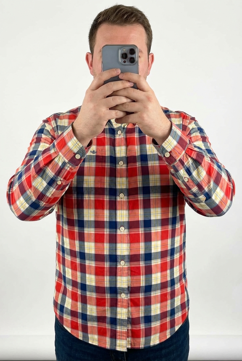 Une personne en Chemise à carreaux multicolores Dockers logo brodé 100% coton - Taille M debout, face à la caméra, avec une silhouette légèrement plus ronde, dans un studio photo épuré avec fond blanc et éclairage doux.