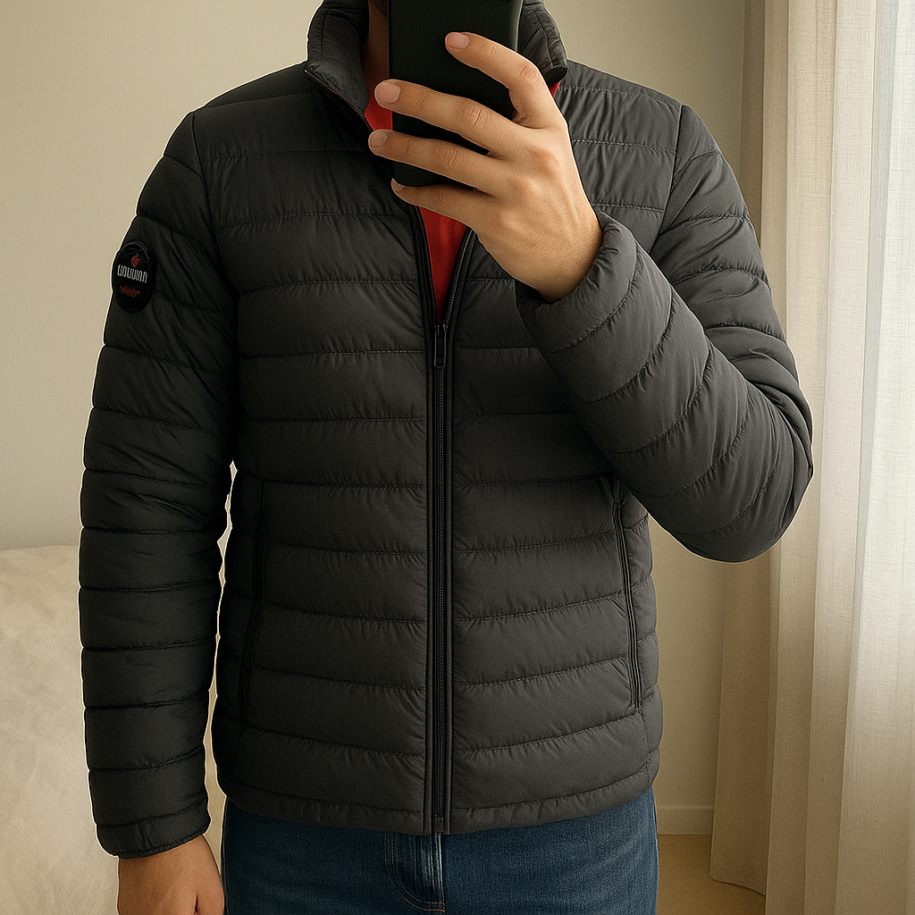 Piumino marville in piedi, rivolto verso la fotocamera, in una camera da letto con luce soffusa e luce naturale che filtra dalla finestra.