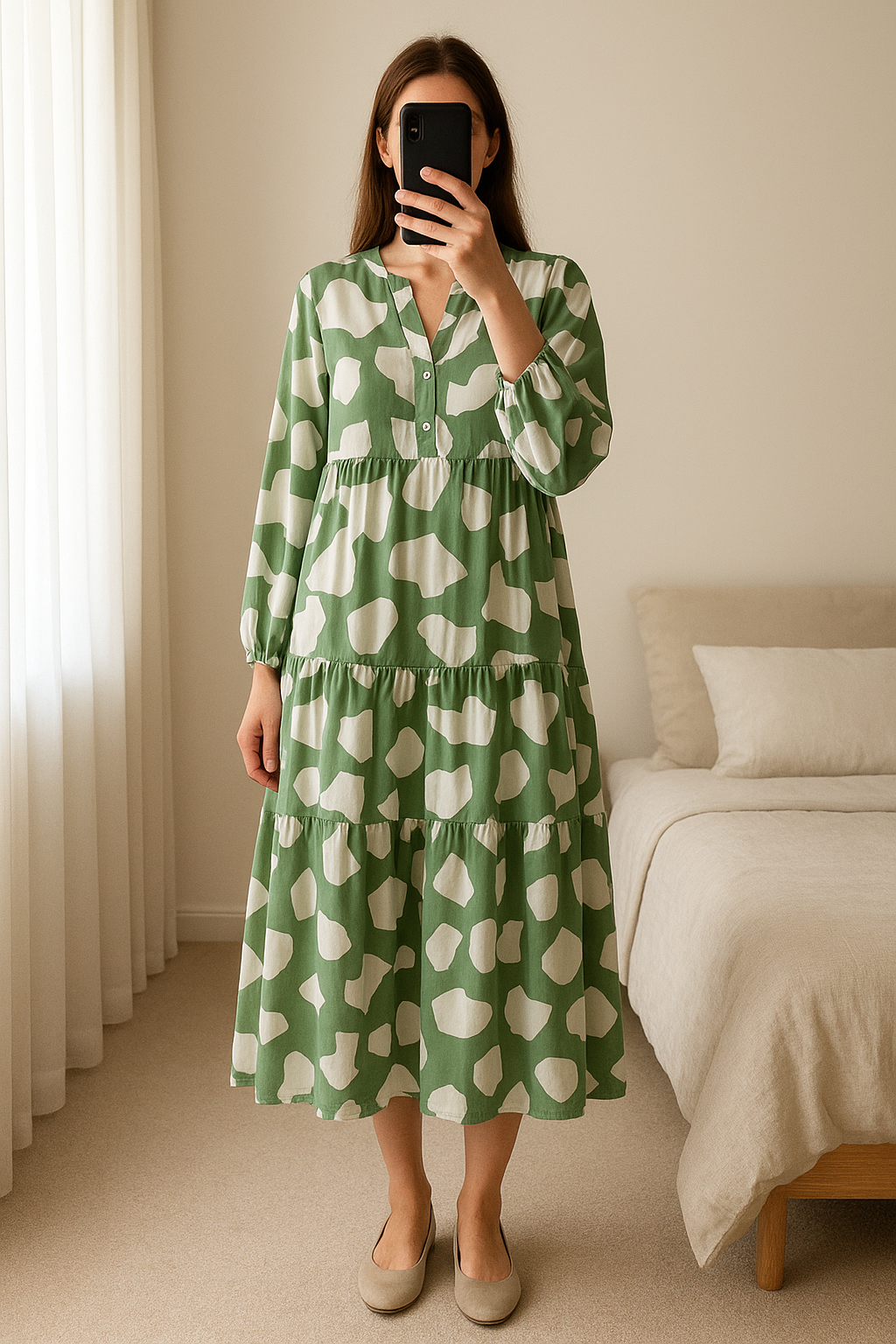 Robe longue ample imprimé col tunisien pour femme debout, face à la caméra, dans une chambre à la lumière douce, avec une lumière naturelle filtrant par la fenêtre.