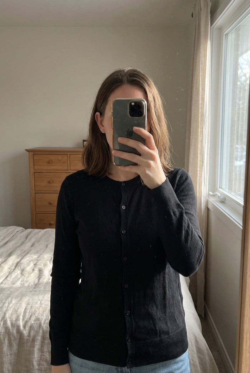 Cardigan Vintage Y2K 100% Coton GAP Noir M debout, face à la caméra, dans une chambre à la lumière douce, avec une lumière naturelle filtrant par la fenêtre.