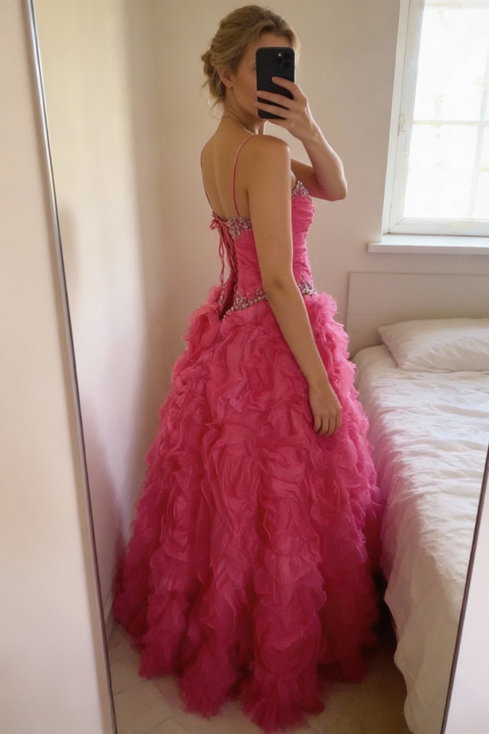 Une personne en Robe de princesse,robe de soirée Fushia taille M debout, face à la caméra, dans une chambre à la lumière douce, avec une lumière naturelle filtrant par la fenêtre.