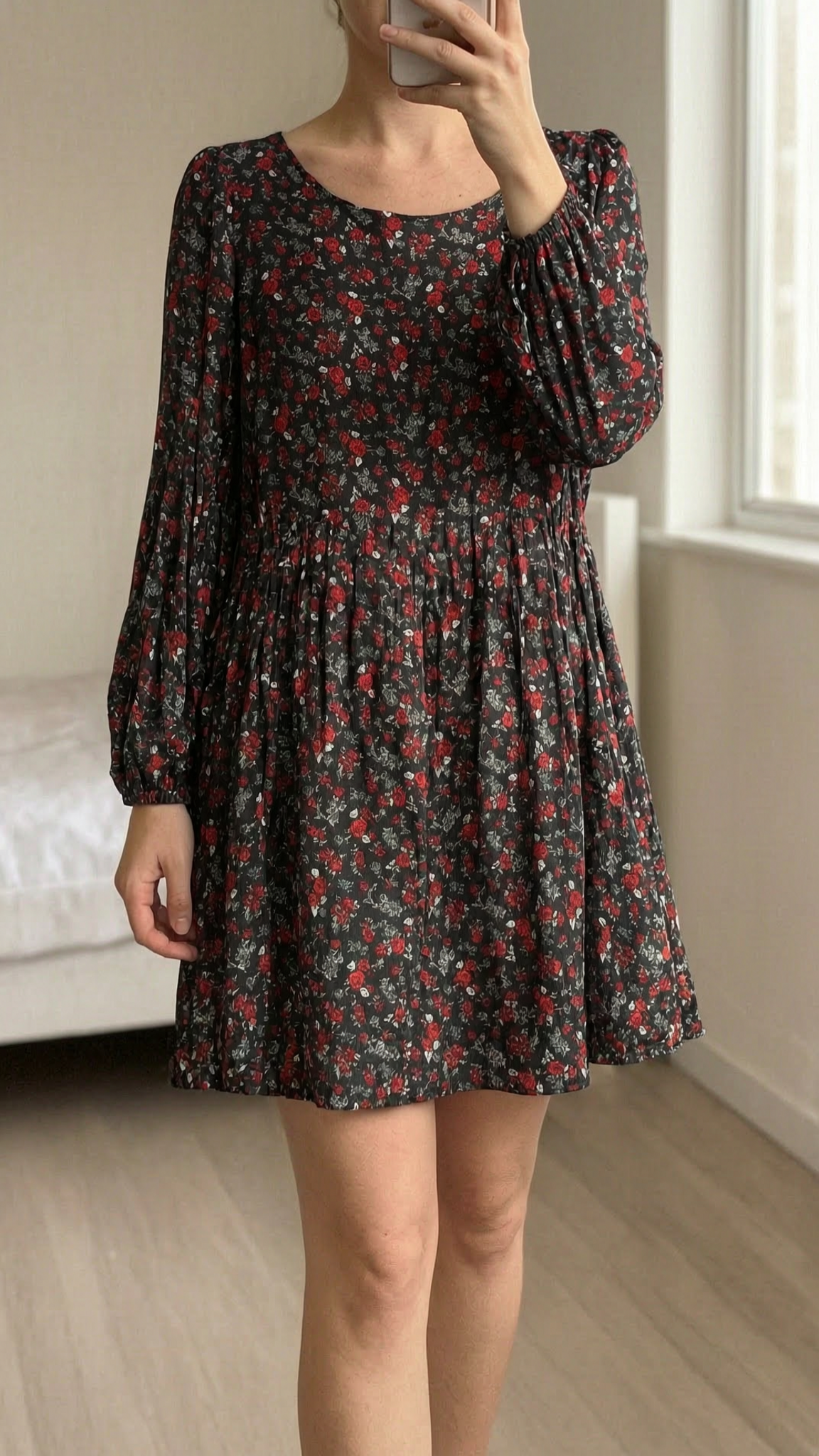 Robe femme M Ovs - Abito casual donna M in piedi, rivolto verso la fotocamera, in una camera da letto con luce soffusa e luce naturale che filtra dalla finestra.