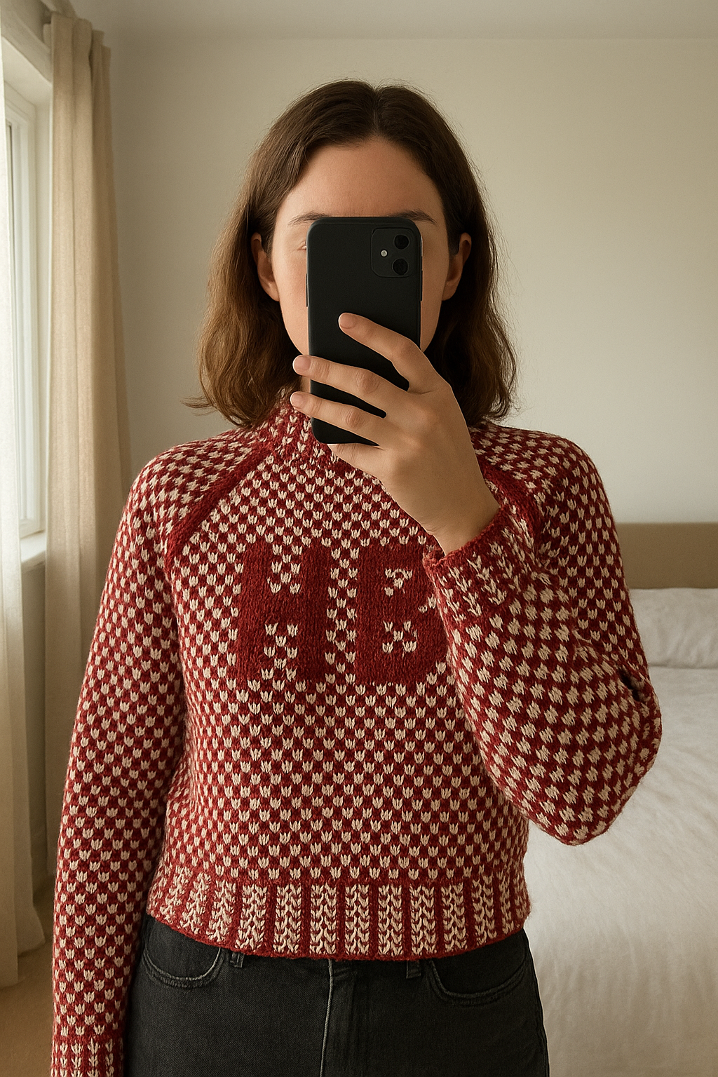 Mooie warme wollen trui - Hampton Bays - maat S - erg goed debout, face à la caméra, dans une chambre à la lumière douce, avec une lumière naturelle filtrant par la fenêtre.