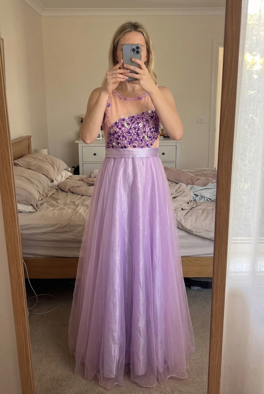 Robe de soirée sans manches violette Taille S debout, face à la caméra, dans une chambre à la lumière douce, avec une lumière naturelle filtrant par la fenêtre.