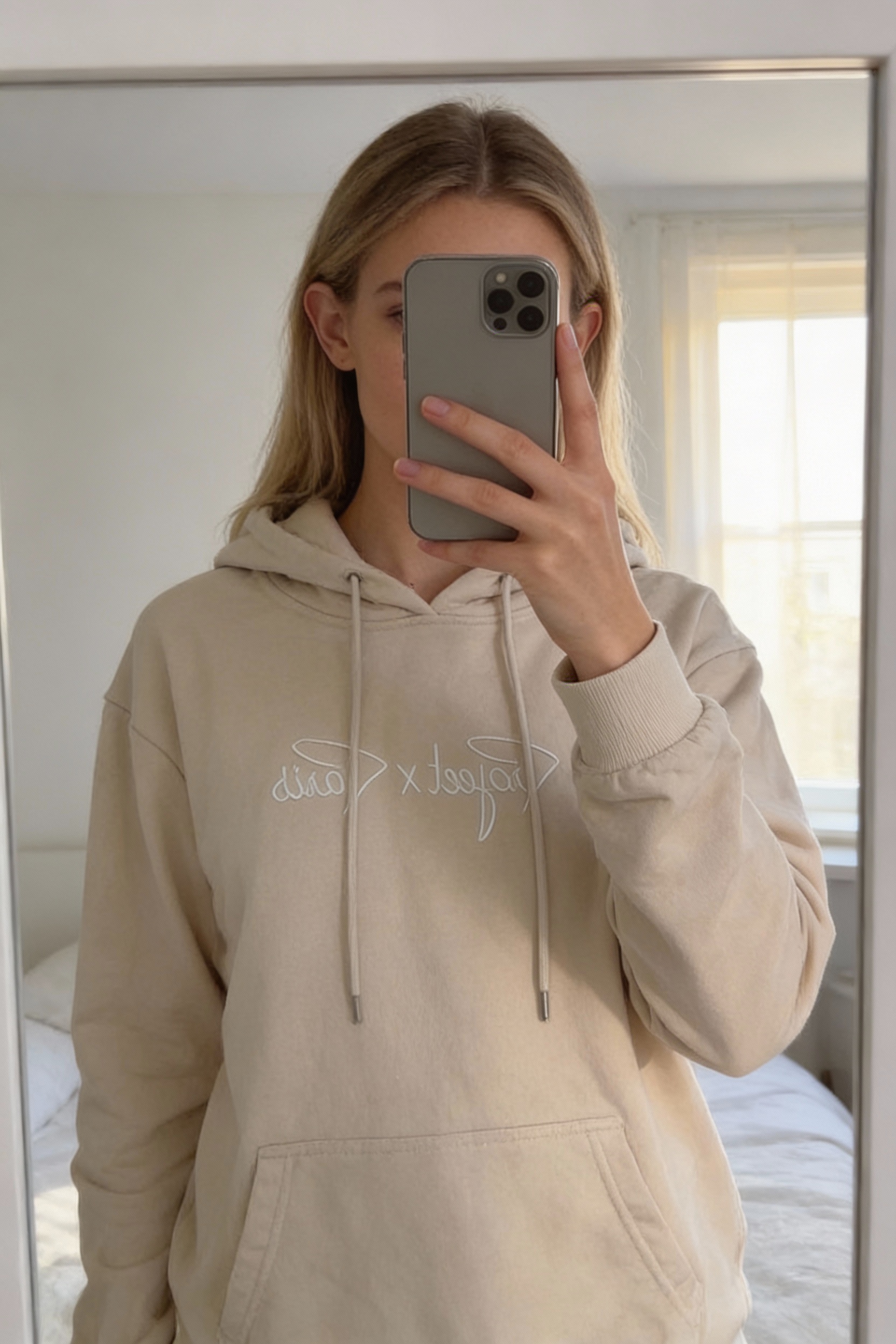 Sweat à capuche Project X Paris taille S / 36 debout, face à la caméra, dans une chambre à la lumière douce, avec une lumière naturelle filtrant par la fenêtre.