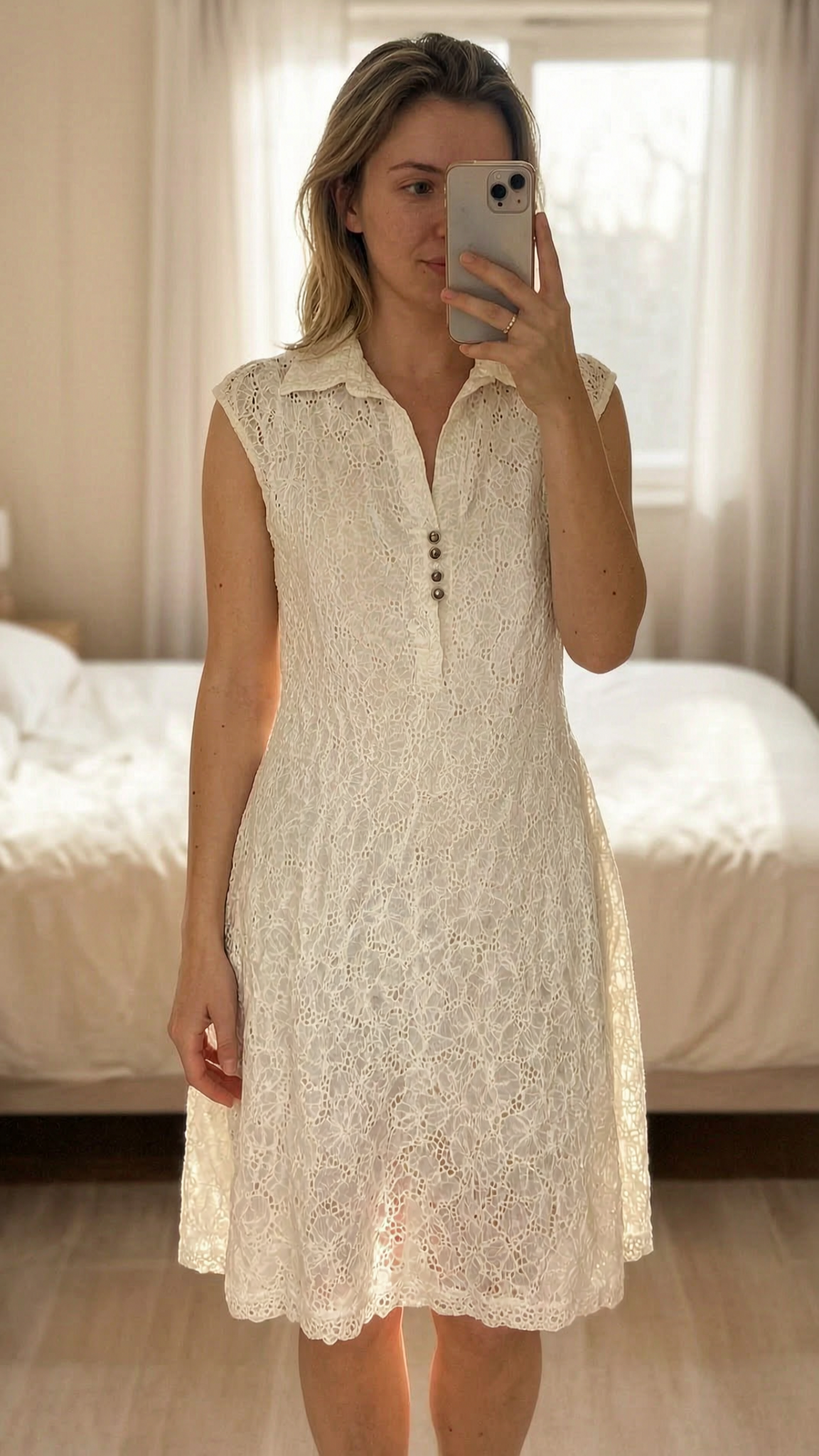Robe faruk debout, face à la caméra, dans une chambre à la lumière douce, avec une lumière naturelle filtrant par la fenêtre.
