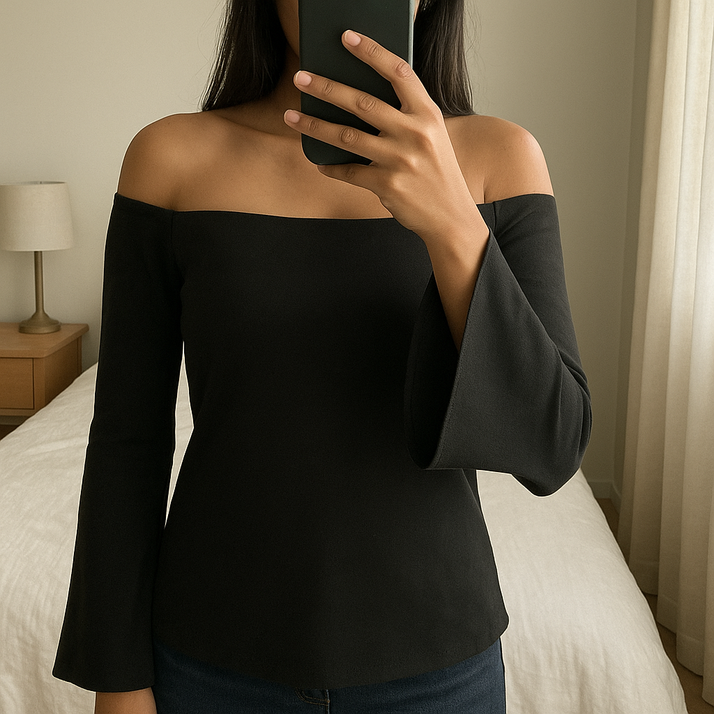 Une personne en Haut top noir zara debout, face à la caméra, avec une silhouette fine, dans une chambre à la lumière douce, avec une lumière naturelle filtrant par la fenêtre.