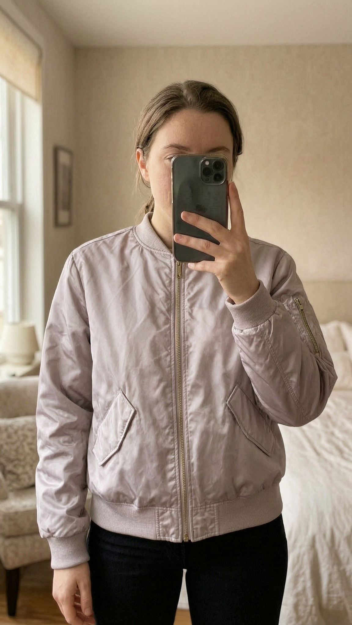 💜 Veste Lila mi-saison debout, face à la caméra, dans une chambre à la lumière douce, avec une lumière naturelle filtrant par la fenêtre.