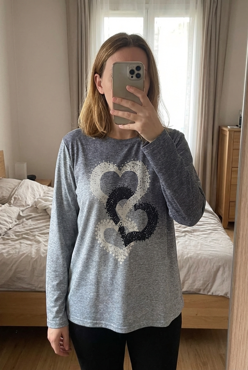 Pull femme shein taille L debout, face à la caméra, dans une chambre à la lumière douce, avec une lumière naturelle filtrant par la fenêtre.