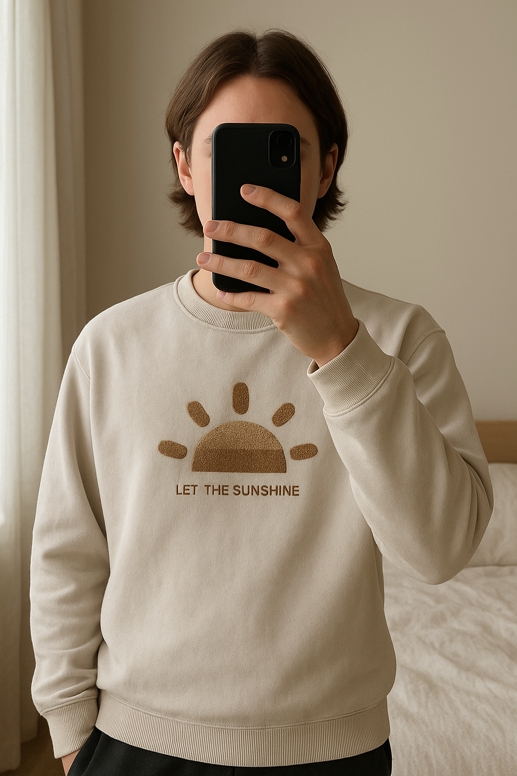 Sweat soleil debout, face à la caméra, dans une chambre à la lumière douce, avec une lumière naturelle filtrant par la fenêtre.