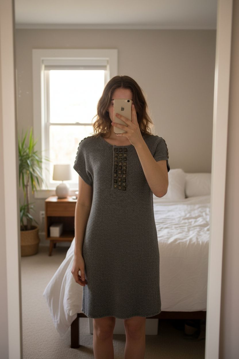 Robe pull ikks taille M debout, face à la caméra, dans une chambre à la lumière douce, avec une lumière naturelle filtrant par la fenêtre.