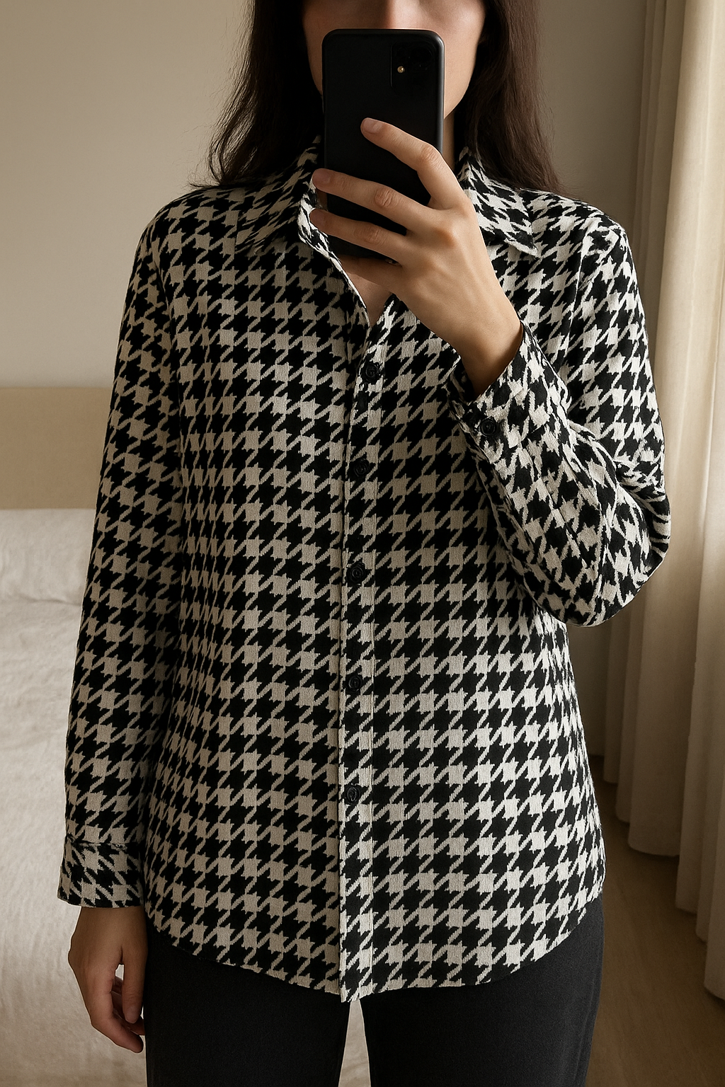 Super Warme Jacke im Hemdstil S/W Gr.38-42 aufrecht stehend, der Kamera zugewandt, in einem sanft beleuchteten Schlafzimmer, mit natürlichem Licht, das durch ein Fenster fällt.