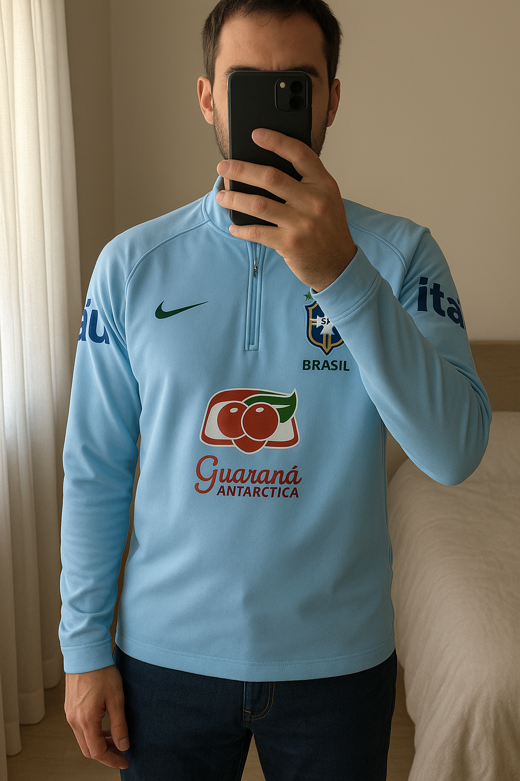 Sudadera calentamiento brasil neymar Jr L de pie, mirando a la cámara, en un dormitorio con luz suave y natural filtrándose por la ventana.