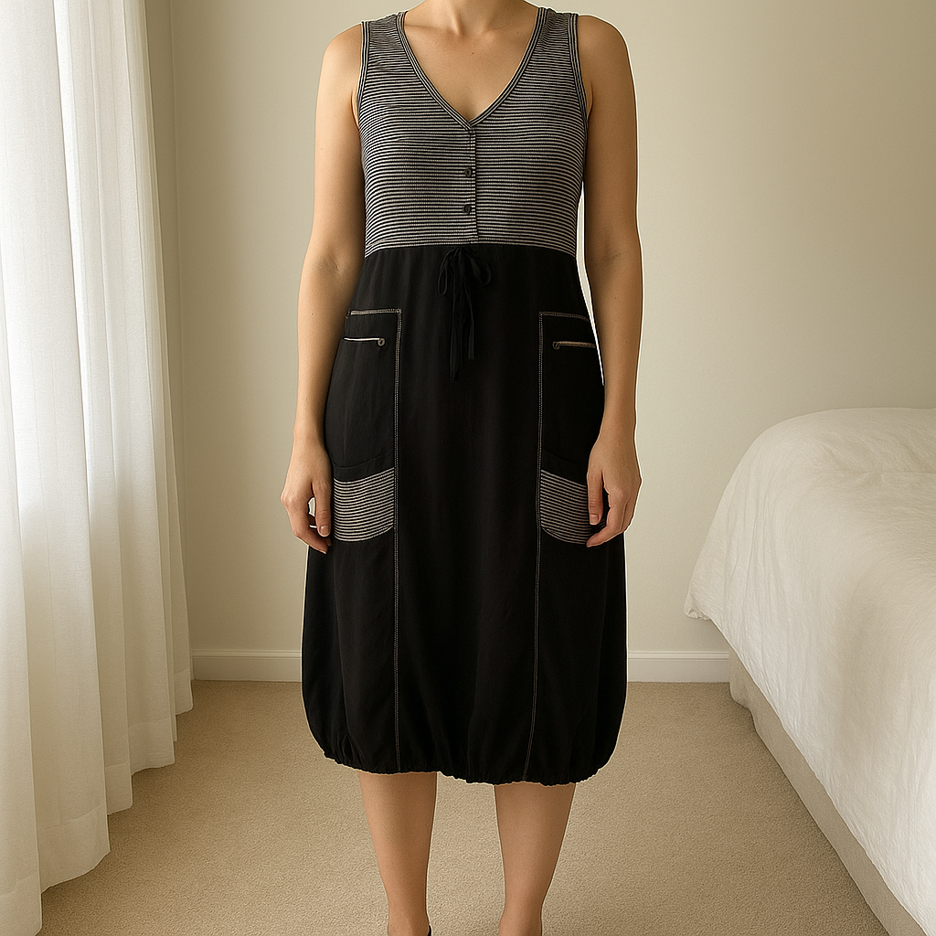 Robe. debout, face à la caméra, dans une chambre à la lumière douce, avec une lumière naturelle filtrant par la fenêtre.