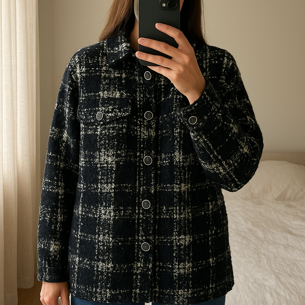 Manteau / Surchemise The Kooples – Taille L debout, face à la caméra, dans une chambre à la lumière douce, avec une lumière naturelle filtrant par la fenêtre.