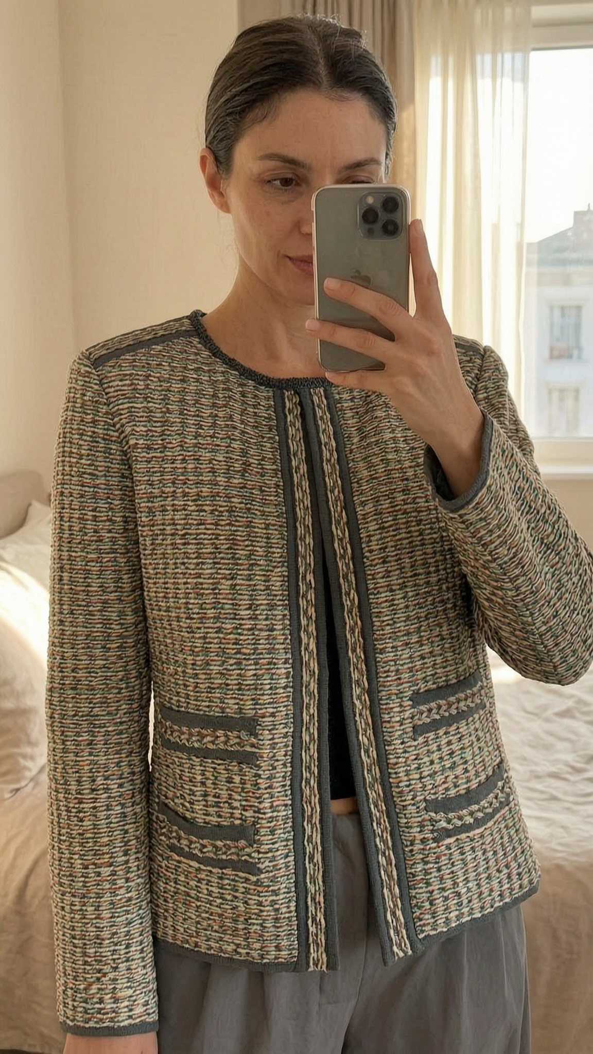 Magnificent cotton tweed Missoni blazer size S/36 debout, face à la caméra, dans une chambre à la lumière douce, avec une lumière naturelle filtrant par la fenêtre.