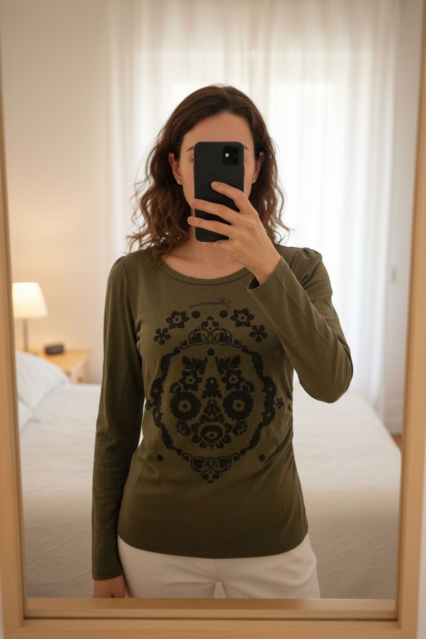 Fornarina Longsleeve Oliv Khaki mit Print – Damen Shirt Gr. M (38 aufrecht stehend, der Kamera zugewandt, in einem sanft beleuchteten Schlafzimmer, mit natürlichem Licht, das durch ein Fenster fällt.