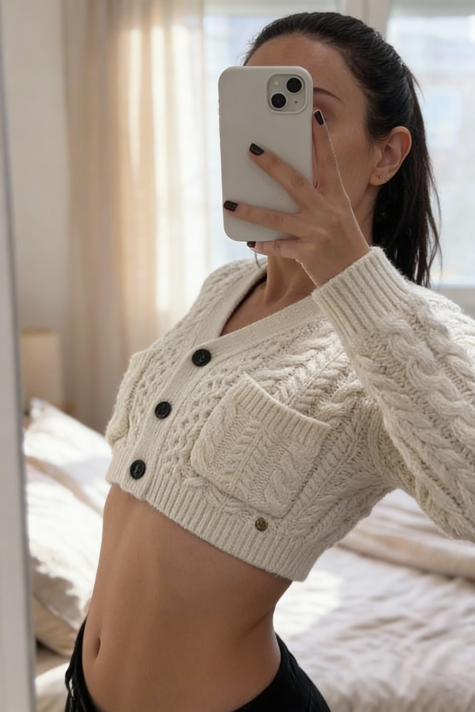 Una persona con Cardigan mujer punto Brownie talla XS arqueando ligeramente la espalda para una pose dinámica, con tipo de cuerpo delgado, en un dormitorio con luz suave y natural filtrándose por la ventana.