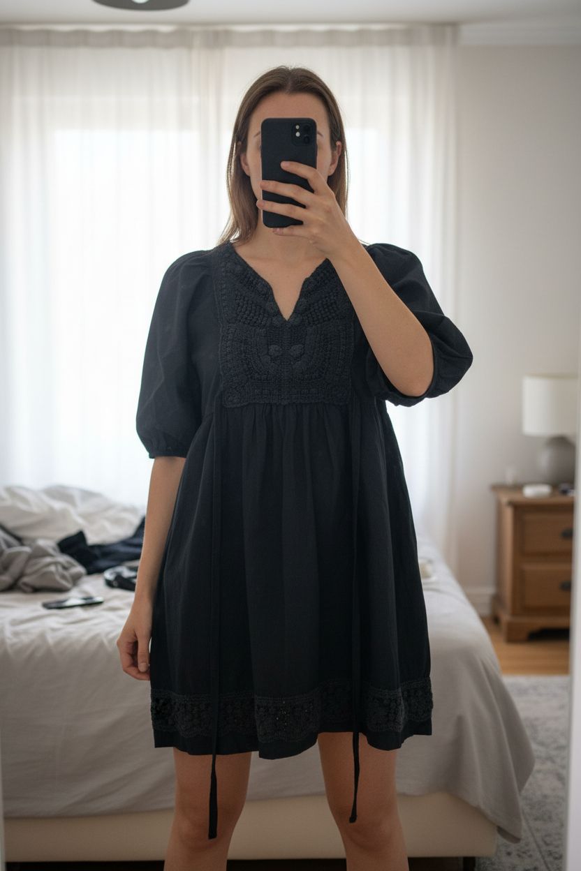 Robe joos taille 36 debout, face à la caméra, dans une chambre à la lumière douce, avec une lumière naturelle filtrant par la fenêtre.