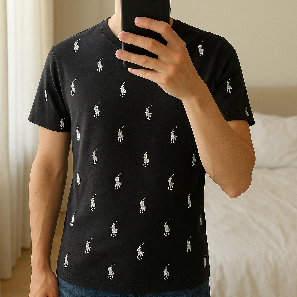 Magnifique tee shirt Ralph Lauren debout, face à la caméra, dans une chambre à la lumière douce, avec une lumière naturelle filtrant par la fenêtre.