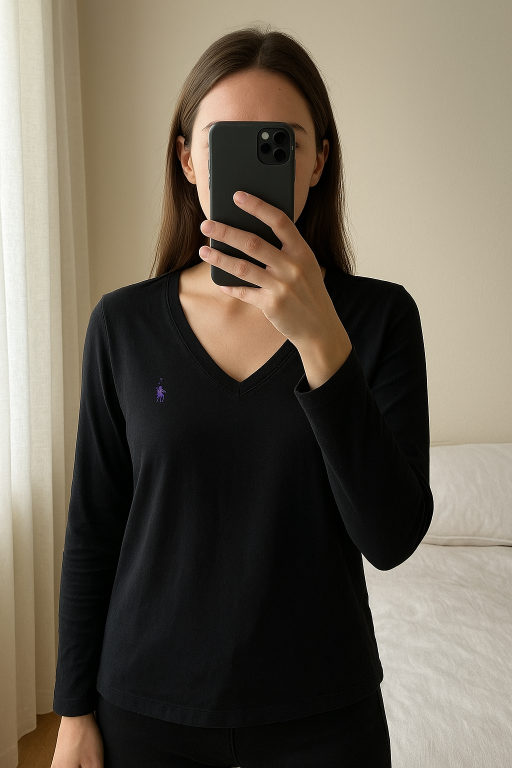 Tee shirt Ralph Lauren noir debout, face à la caméra, dans une chambre à la lumière douce, avec une lumière naturelle filtrant par la fenêtre.