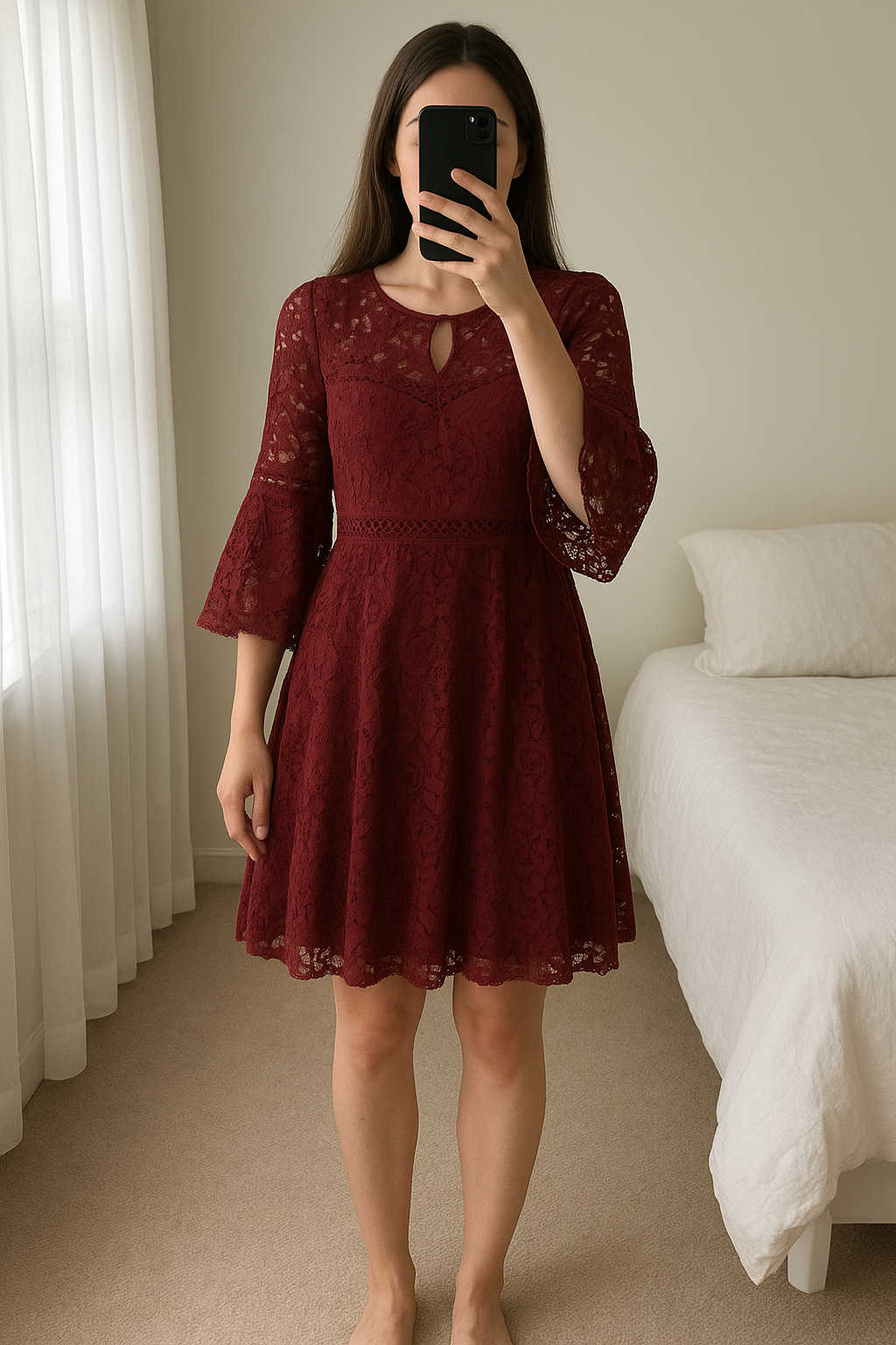 Robe dentelle prune BCX Taille S debout, face à la caméra, dans une chambre à la lumière douce, avec une lumière naturelle filtrant par la fenêtre.