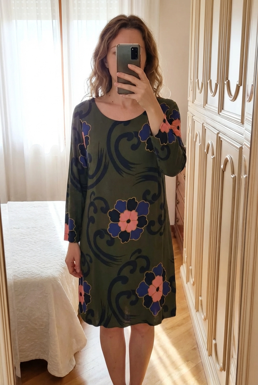 Abito Maliparmi 100% viscosa taglia 46 in piedi, rivolto verso la fotocamera, in una camera da letto con luce soffusa e luce naturale che filtra dalla finestra.