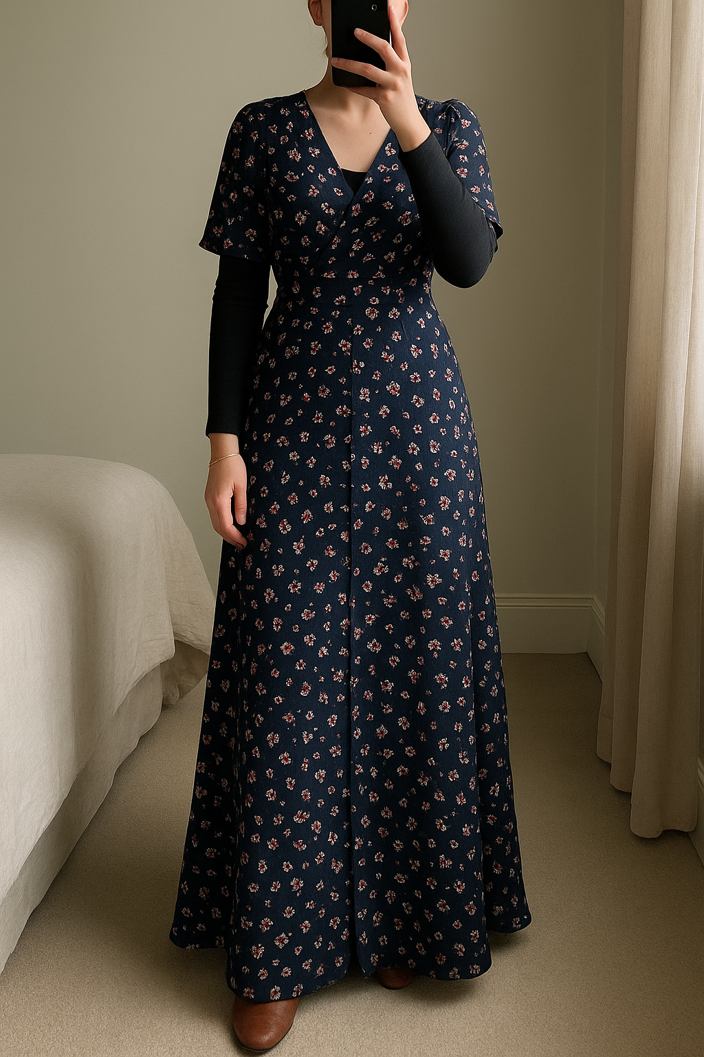 robe longue debout, face à la caméra, dans une chambre à la lumière douce, avec une lumière naturelle filtrant par la fenêtre.