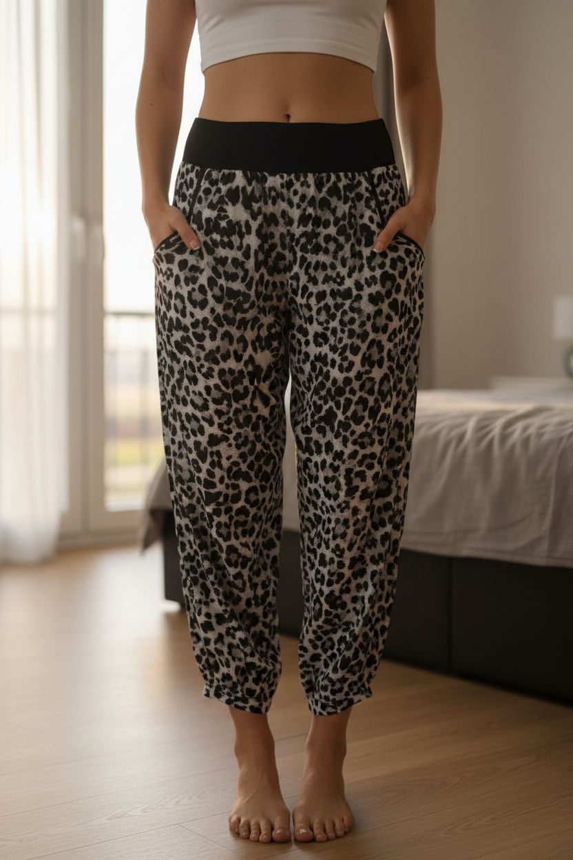 Jupe taille 38 debout, face à la caméra, dans une chambre à la lumière douce, avec une lumière naturelle filtrant par la fenêtre.