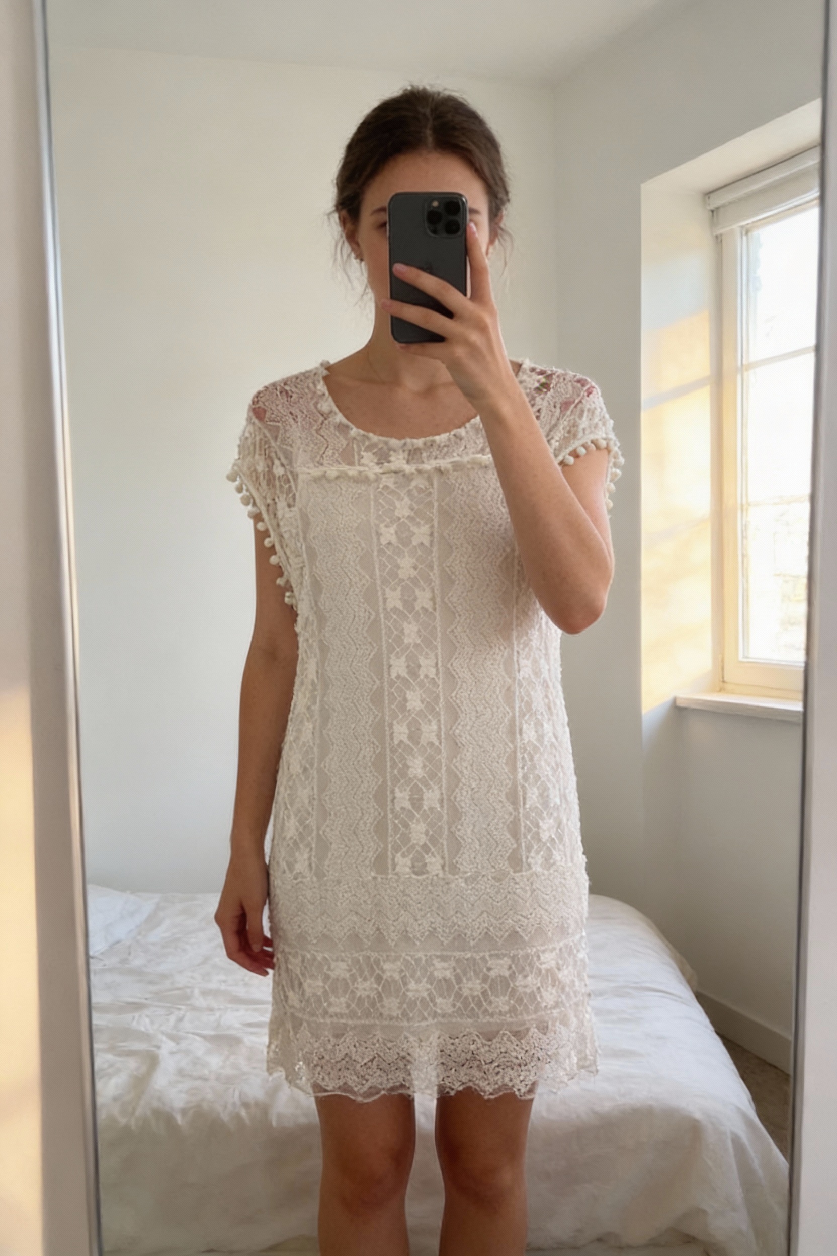 Robe Femme Blanche taille M debout, face à la caméra, dans une chambre à la lumière douce, avec une lumière naturelle filtrant par la fenêtre.