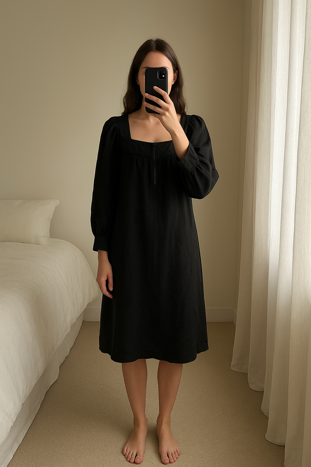 Robe noire 100% soie Pablo (Gérard Darel) Taille 38 parfait pour les fêtes debout, face à la caméra, dans une chambre à la lumière douce, avec une lumière naturelle filtrant par la fenêtre.