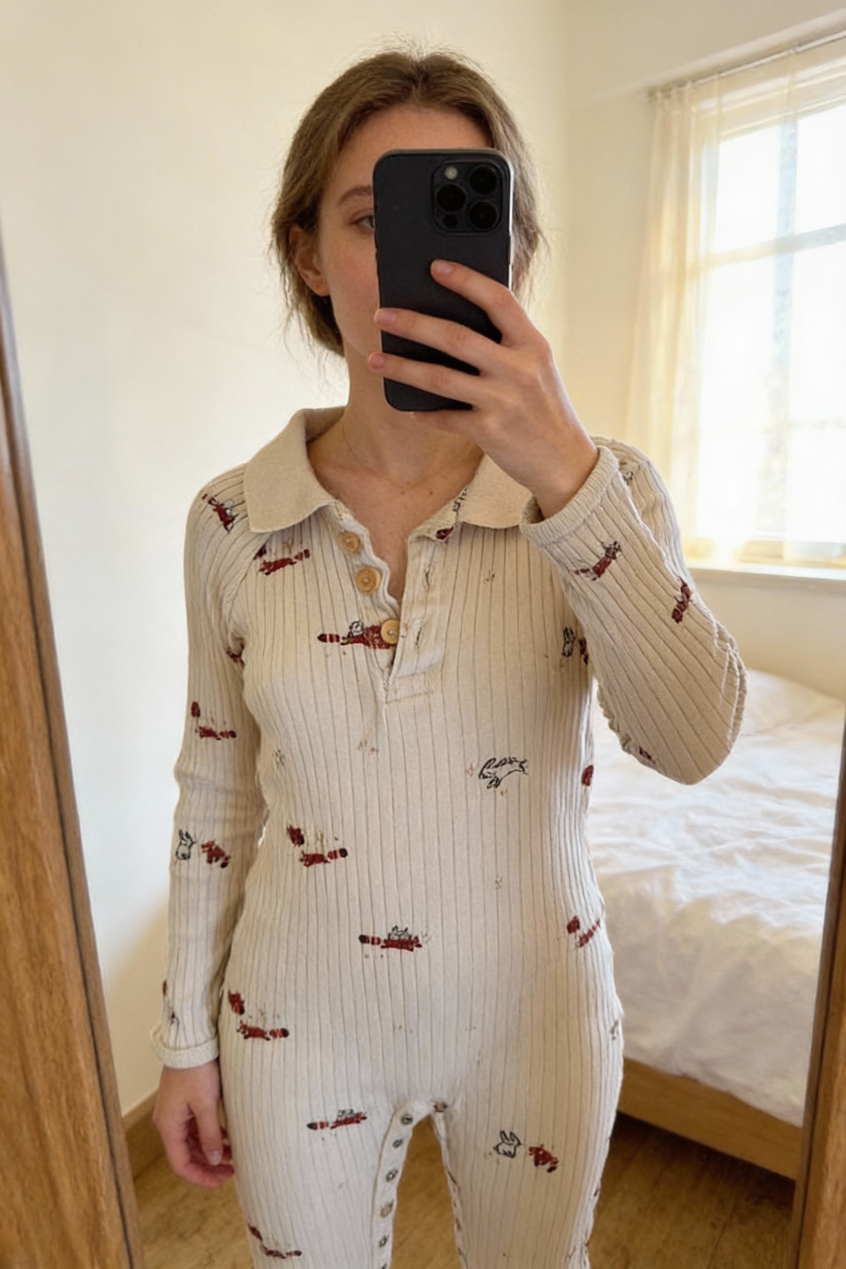 Bodies Kiabi 3 mois debout, face à la caméra, dans une chambre à la lumière douce, avec une lumière naturelle filtrant par la fenêtre.