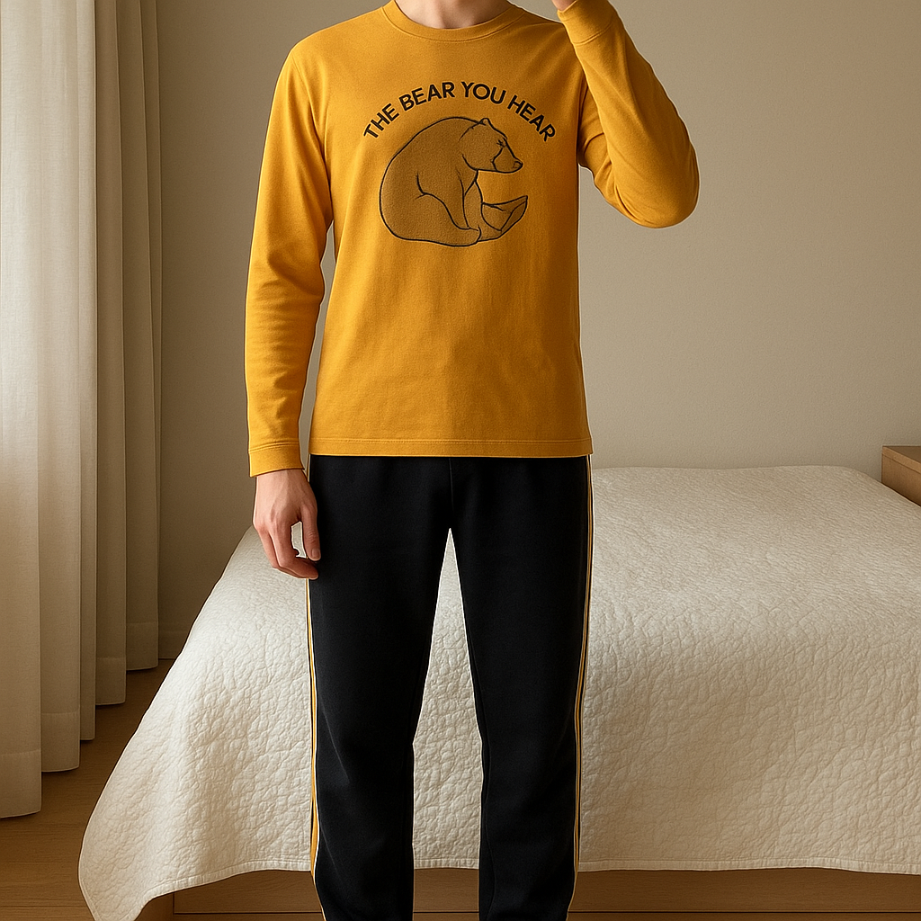 Pyjama haut 12 ans et le bas 8 ans debout, face à la caméra, dans une chambre à la lumière douce, avec une lumière naturelle filtrant par la fenêtre.