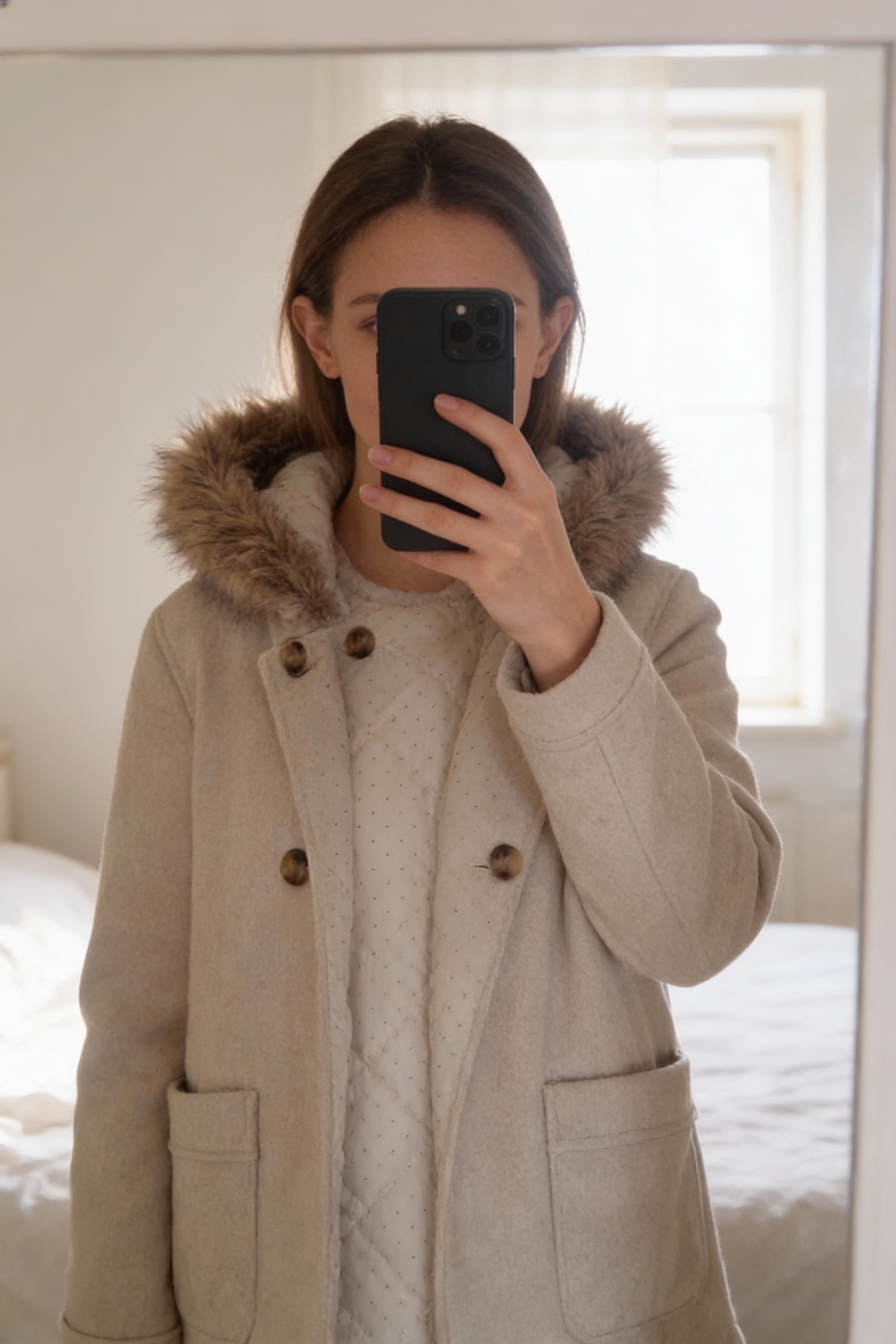 Doudoune fille neuf debout, face à la caméra, dans une chambre à la lumière douce, avec une lumière naturelle filtrant par la fenêtre.