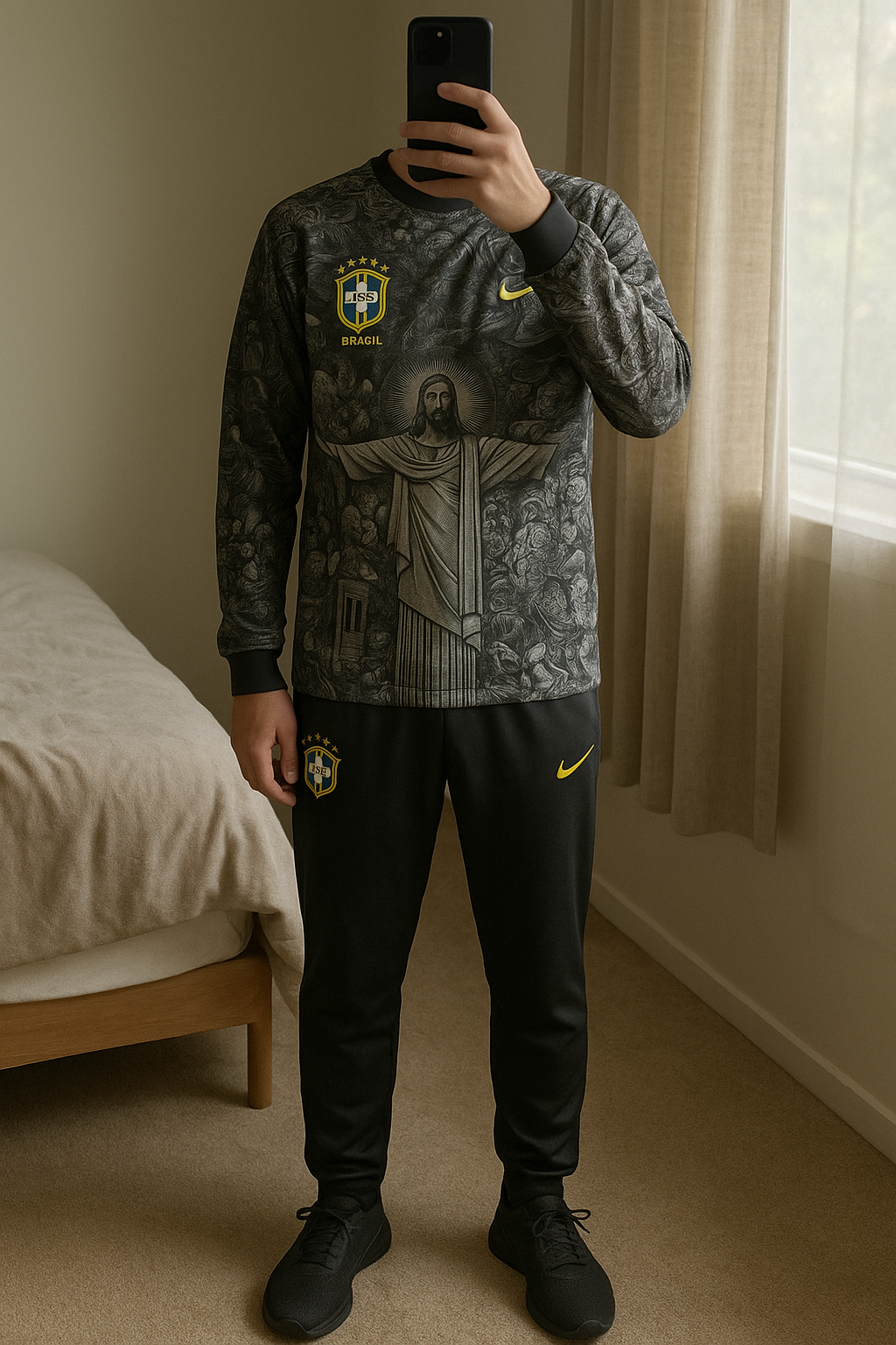 tuta nike brasile jesus in piedi, rivolto verso la fotocamera, in una camera da letto con luce soffusa e luce naturale che filtra dalla finestra.