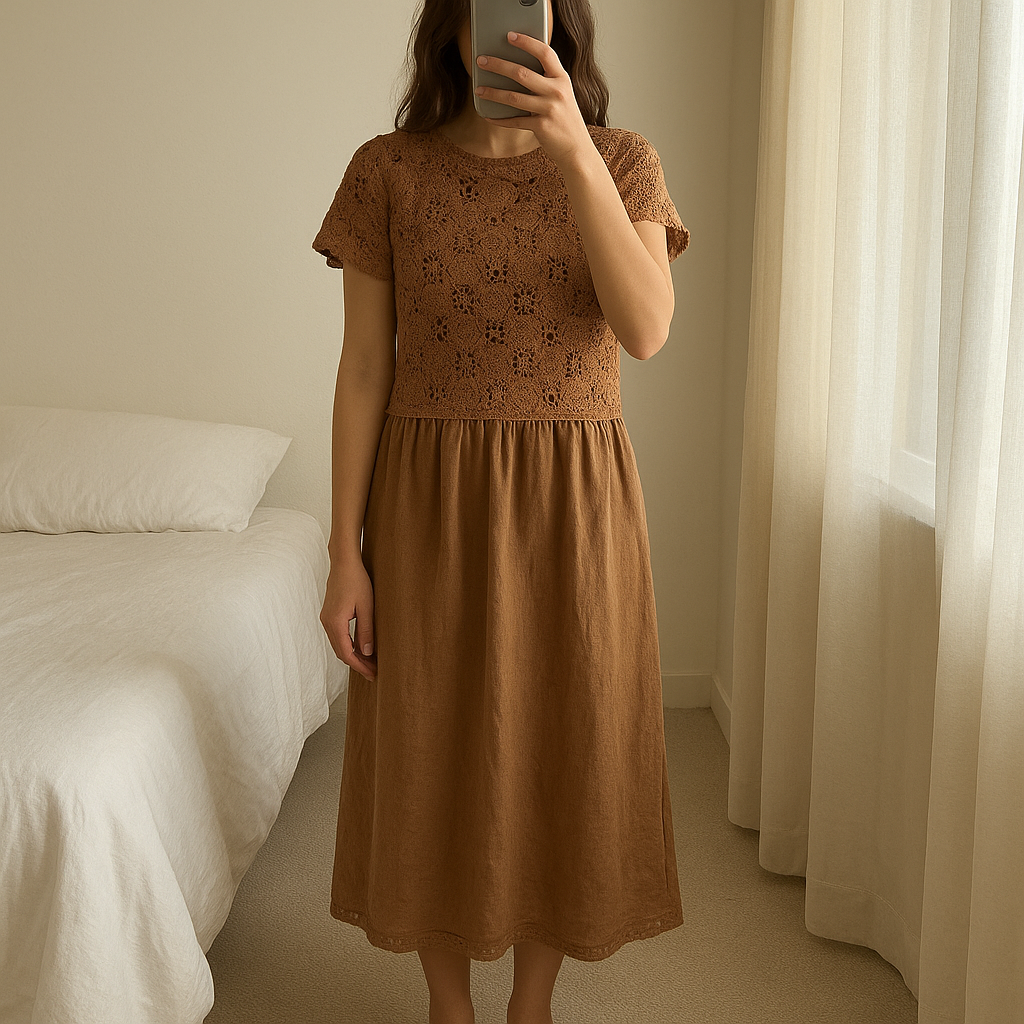 Robe Longue Zara T36 debout, face à la caméra, dans une chambre à la lumière douce, avec une lumière naturelle filtrant par la fenêtre.