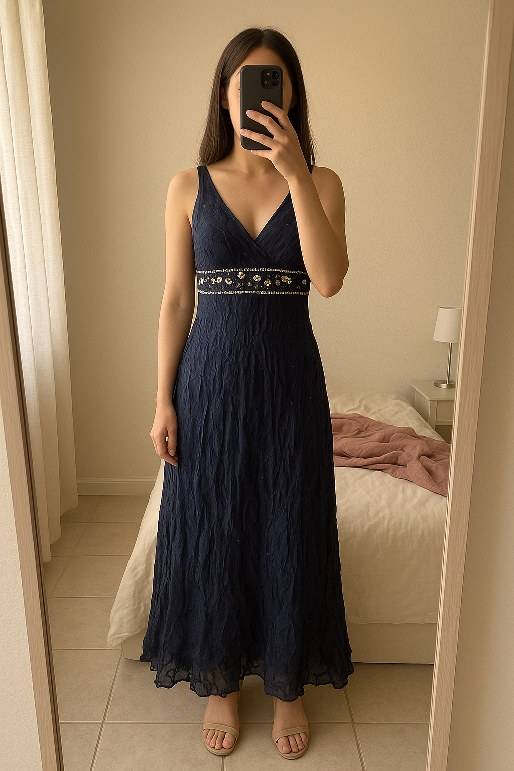 Abito donna misura 50 in piedi, rivolto verso la fotocamera, in una camera da letto con luce soffusa e luce naturale che filtra dalla finestra.