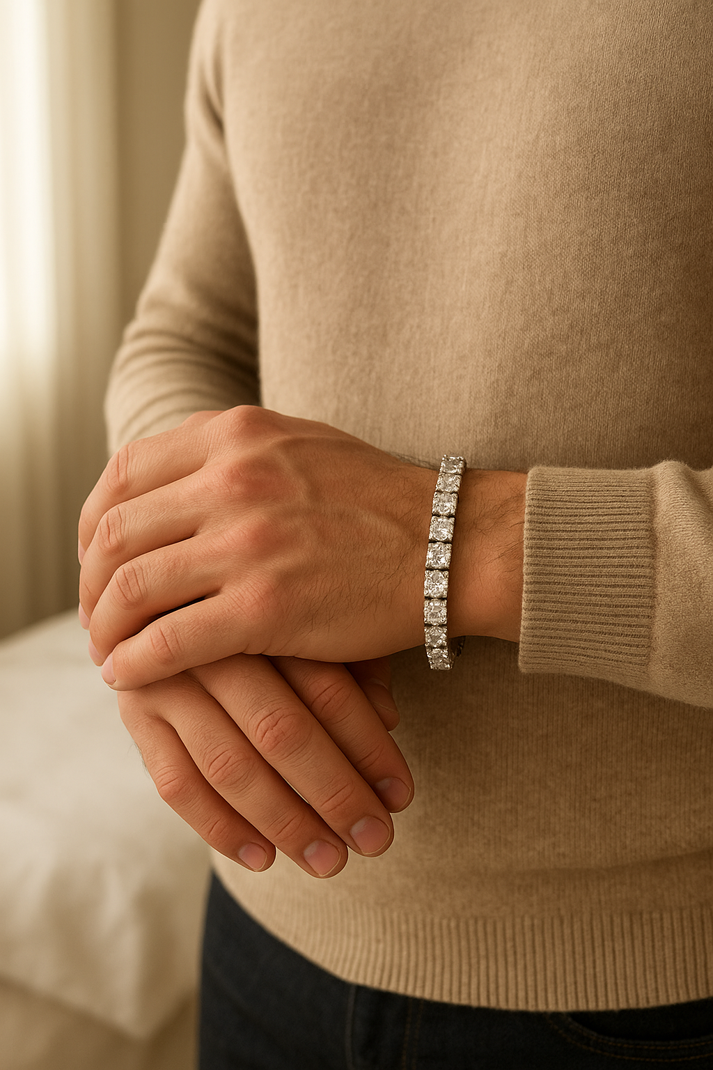Bracelet et collier Drippy Amsterdam 5MM debout, face à la caméra, dans une chambre à la lumière douce, avec une lumière naturelle filtrant par la fenêtre.