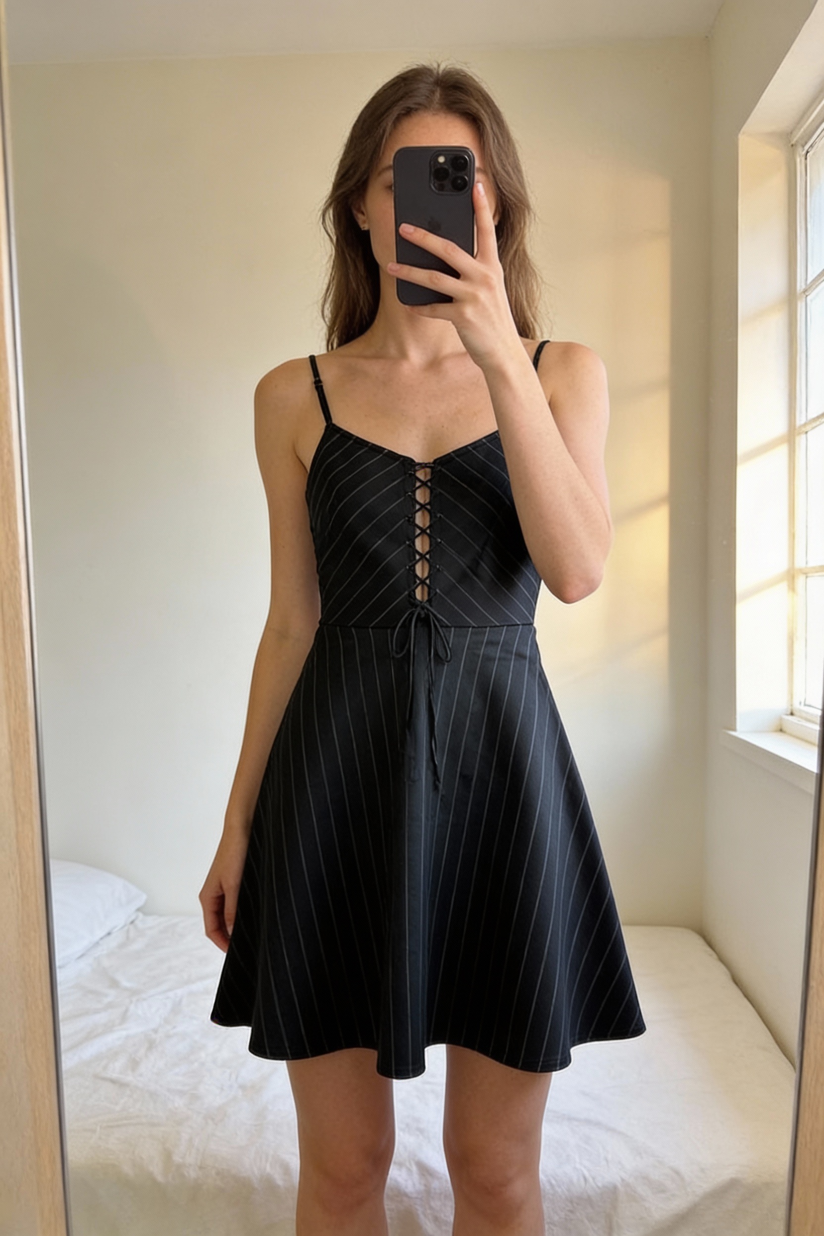 Robe rayé corset avant costume debout, face à la caméra, dans une chambre à la lumière douce, avec une lumière naturelle filtrant par la fenêtre.