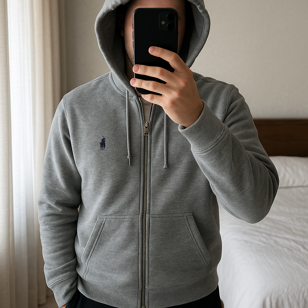 Pull Zip à capuche Ralph Lauren Gris - Taille XXS debout, face à la caméra, dans une chambre à la lumière douce, avec une lumière naturelle filtrant par la fenêtre.
