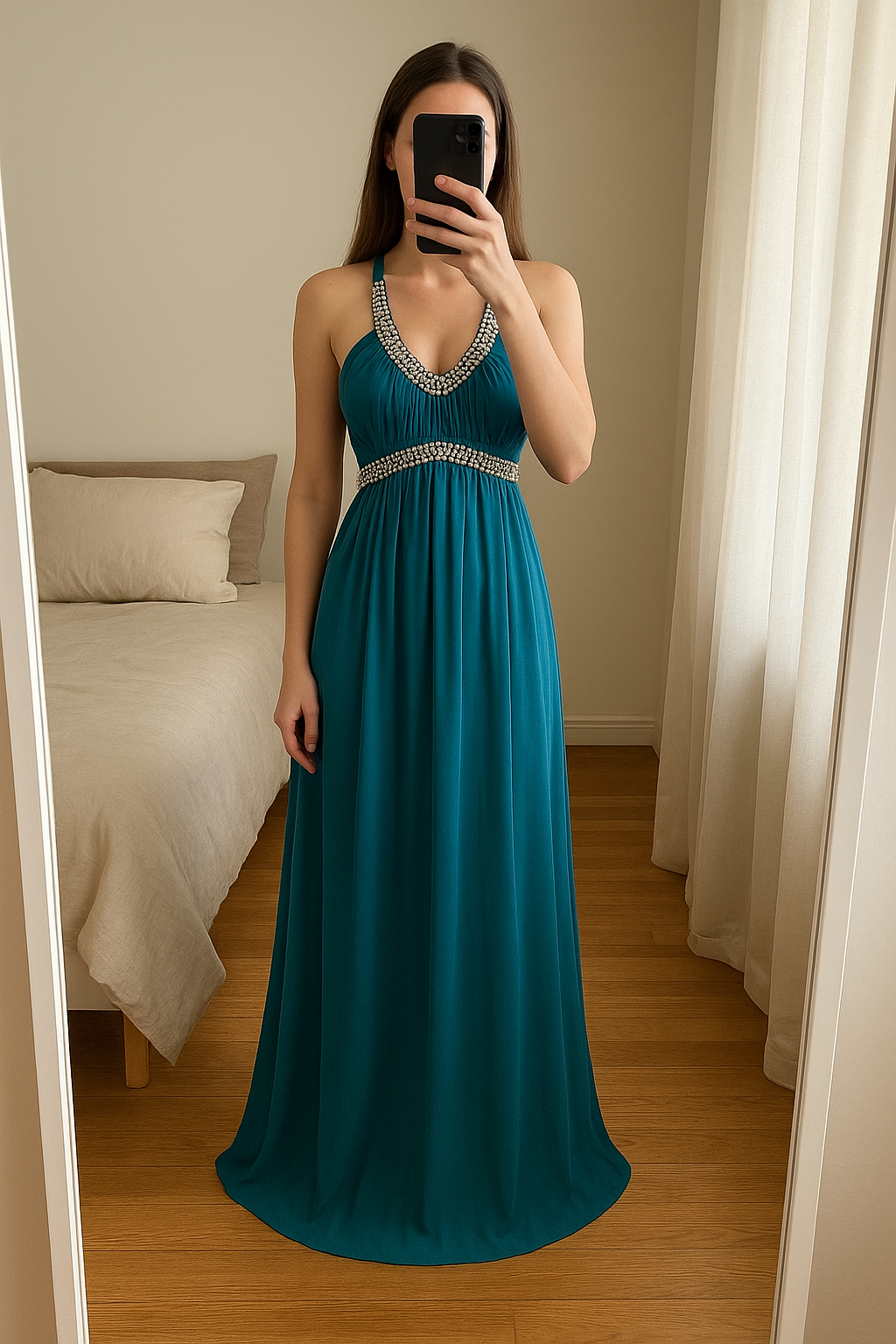 Abito donna con gioiello al collo, con stola. Mai indossato misura M in piedi, rivolto verso la fotocamera, in una camera da letto con luce soffusa e luce naturale che filtra dalla finestra.