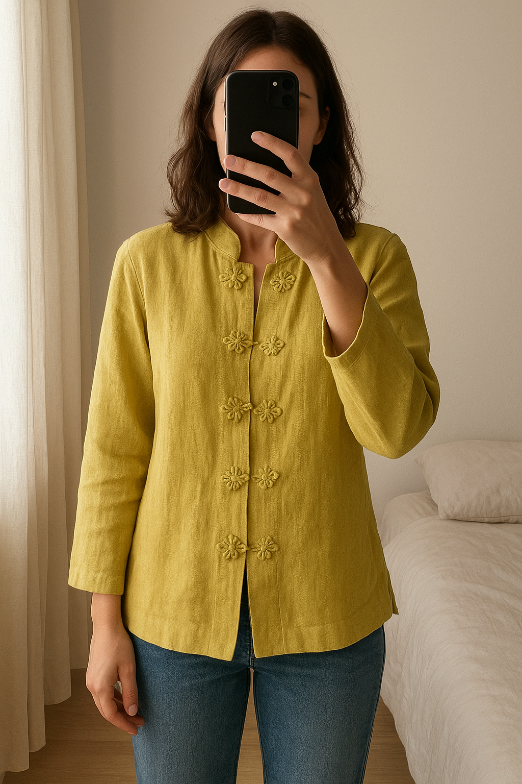 Tunique neuve en lin couleur anis debout, face à la caméra, dans une chambre à la lumière douce, avec une lumière naturelle filtrant par la fenêtre.