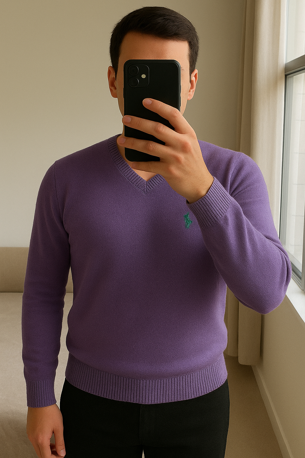 Sweat Ralph Lauren neuf sans étiquette debout, face à la caméra, dans une chambre à la lumière douce, avec une lumière naturelle filtrant par la fenêtre.
